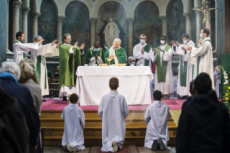 Eucharistie, lors de la messe d'installation du P. DENECK.