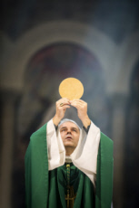 Mgr Denis JACHIET, eucharistie.