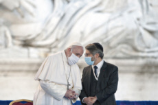 Le Pape et Haïm KORSIA durant la cérémonie interreligieuse pour la paix.