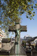 Christ en croix au cimetière de Bercy.