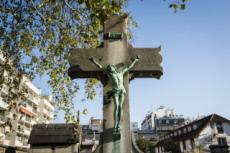 Christ en croix au cimetière de Bercy.