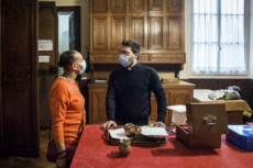 Prêtre dans une sacristie.