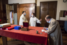 Prètre dans la sacristie.