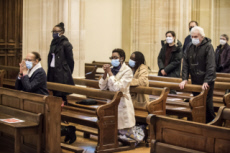 Fidèles priant lors de la messe de la Toussaint.