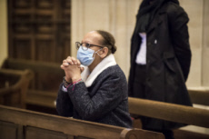 Fidèle priant lors de la messe de la Toussaint.