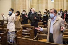 Prière du Notre-Père lors de la messe.