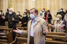 Prière du Notre-Père lors de la messe.