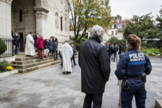 Présence de la police municipale aux abords de l'égl. Saint-Pierre à Charenton
