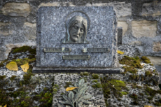 Plaque funéraire sur une tombe.