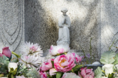 Détail d'une tombe dans un cimetière.