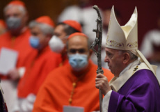 Le pape François, tenant à la main la férule pontificale.