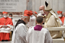 Consistoire, le Pape remet la barrette au Card. Raniero CANTALAMESSA.