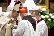 Consistoire, le Pape remet la barrette au Card. Raniero CANTALAMESSA.