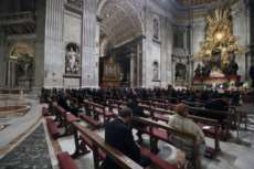Célébration de la messe de minuit en la basilique Saint Pierre, au Vatican.
