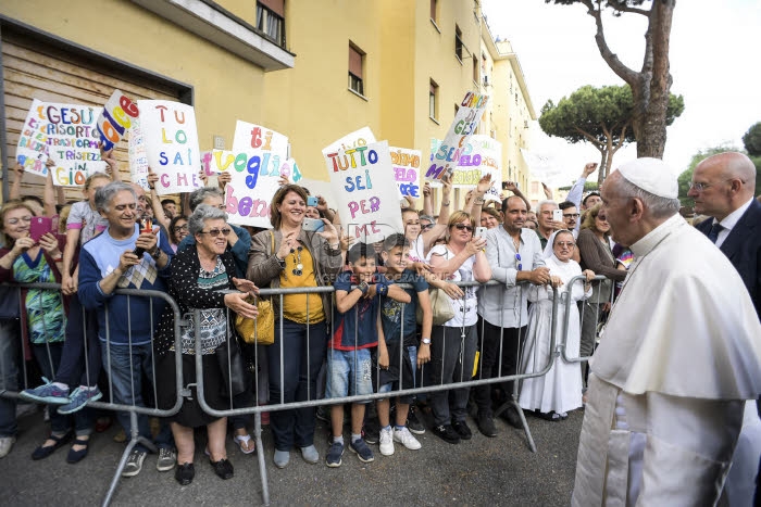 Le Pape François fait une visite surprise à Ostie et y rencontre les habitants