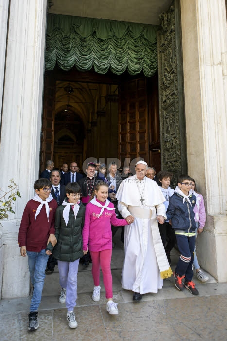 Pape entouré d'enfants. Lorette, Italie.