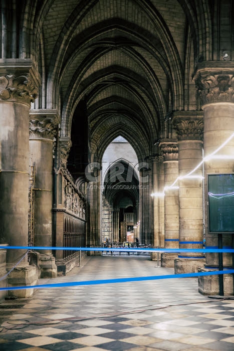 Vue intérieure de la cathédrale Notre-Dame de Paris depuis l'incendie.
