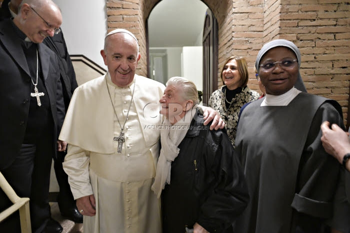 Le pape François visite le centre d’accueil pour personnes sans-abri.