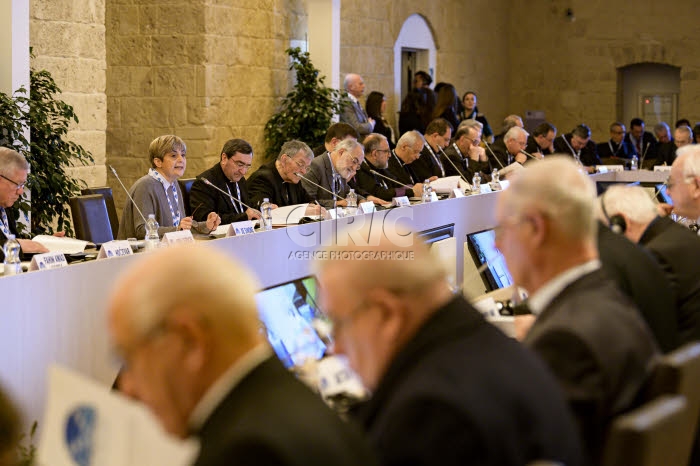 Les évêques italiens et du pourtour méditerranéen se réunissent à Bari, Italie.