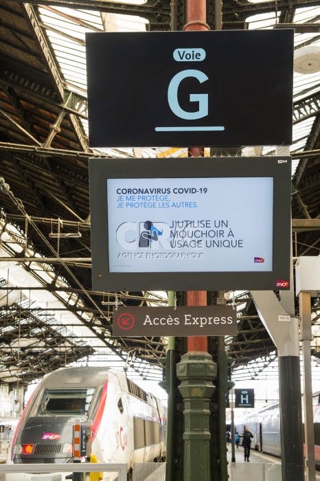 Message de prévention contre le Coronavirus Covid-19, gare de Lyon à Paris.