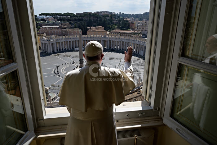 Le pape François bénit Rome depuis la fenêtre du bureau  du Palais pontifical.
