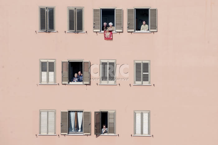COVID-19. Habitants écoutant la messe célébrée depuis un toit