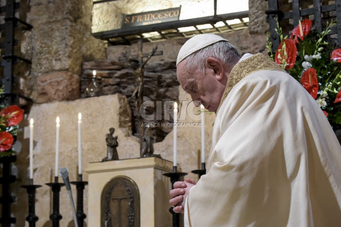 Le pape François célébre une messe près de la tombe de St François d'Assise.