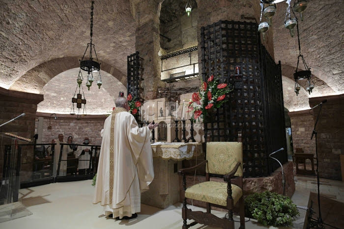 Le pape François célébre une messe près de la tombe de St François d'Assise.