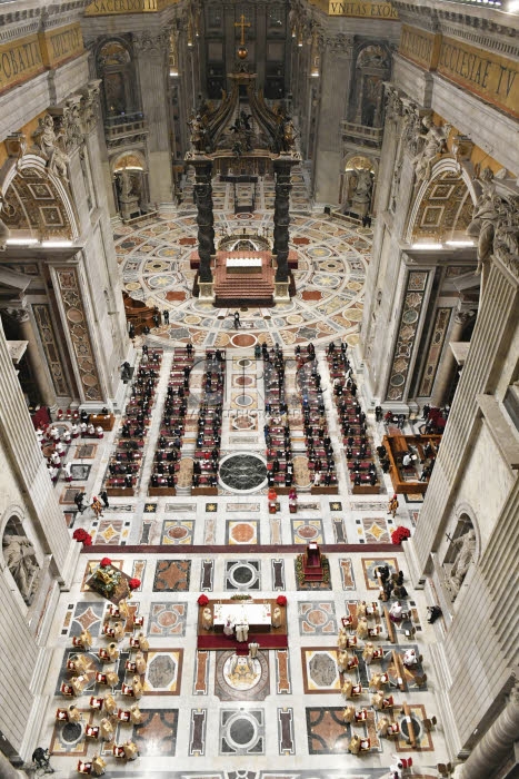 Célébration de la messe de minuit en la basilique Saint Pierre, au Vatican.