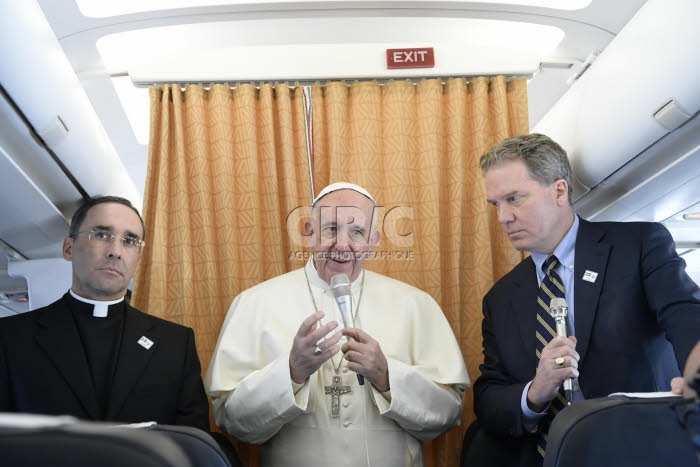 Le pape François lors de la conférence de presse dans l'avion vers la Suède