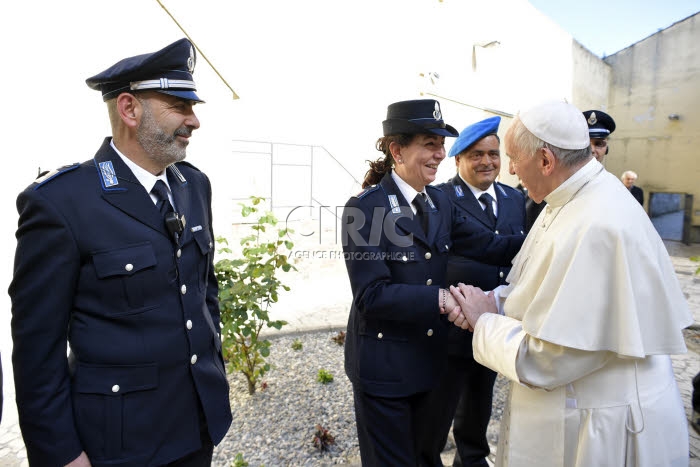 Jeudi saint, Le pape François se rend dans la prison de Paliano en Italie.