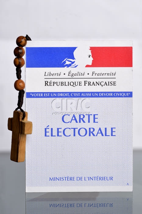 Illustration, carte d'électeur et chapelet