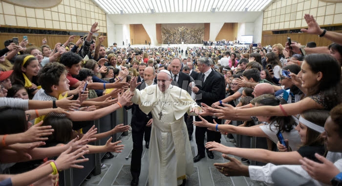 Le pape François rencontre des collégiens, reçus en audience au Vatican