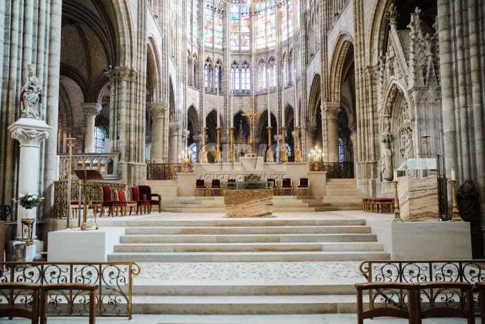 Messe de consécration du nouvel autel de la basilique Saint-Denis.