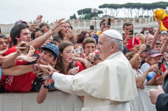 Le pape François saluant un groupe de jeunes.