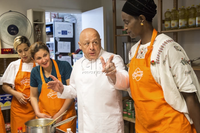 Le chef Thierry MARX anime un atelier cuisine au Secours populaire français.