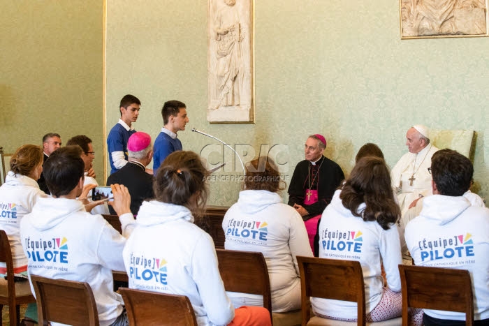Le pape François reçoit au Vatican des jeunes du diocèse Grenoble-Vienne.