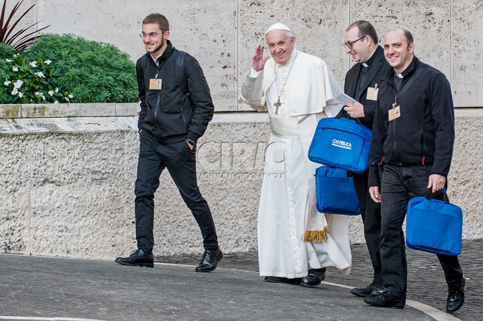 Synode des évêques. Le pape François  se rend à une session de travail.