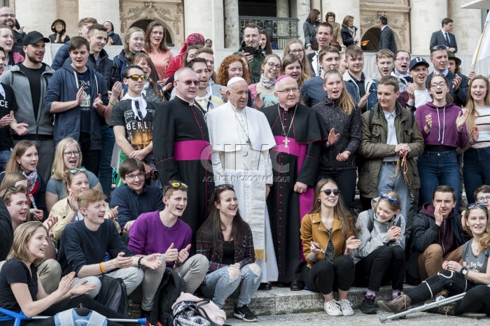 Le Pape François posant avec les fidèles d'un diocèse slovaque.