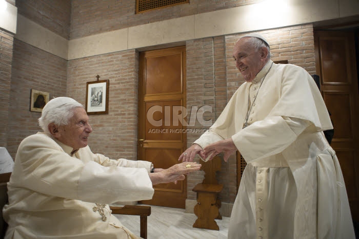 Le Pape émérite Benoît XVI reçoit le pape François et les nouveaux cardinaux.