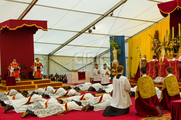 Ordinations à Ecône