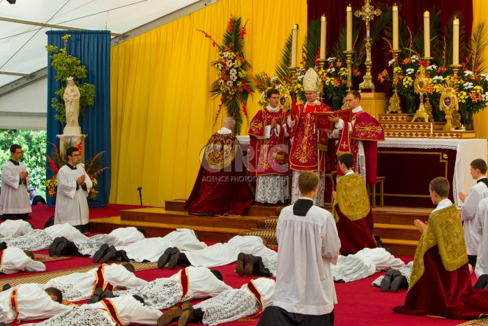 Ordinations à Ecône