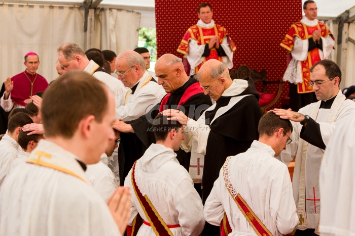 Ordinations à Ecône