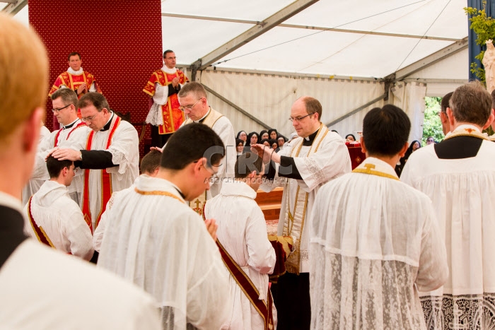 Ordinations à Ecône