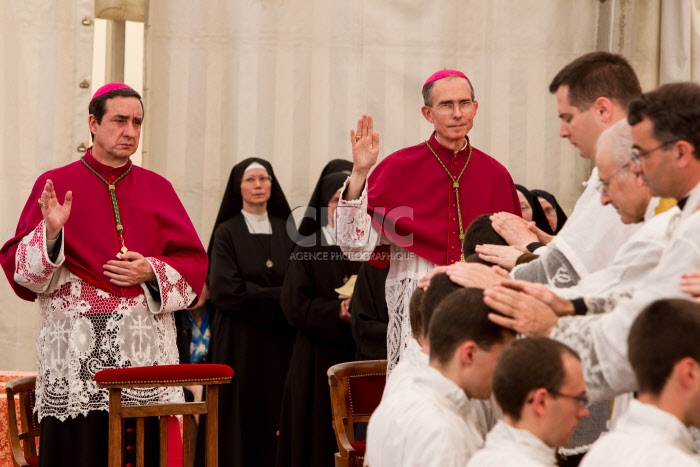 Ordinations à Ecône