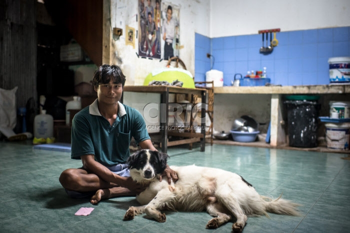 Réfugié birman et son chien