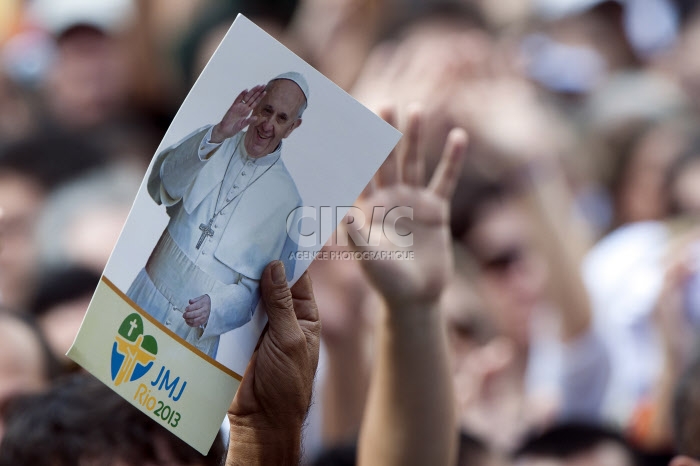 François célébre l'Angelus à Rio durant  les JMJ