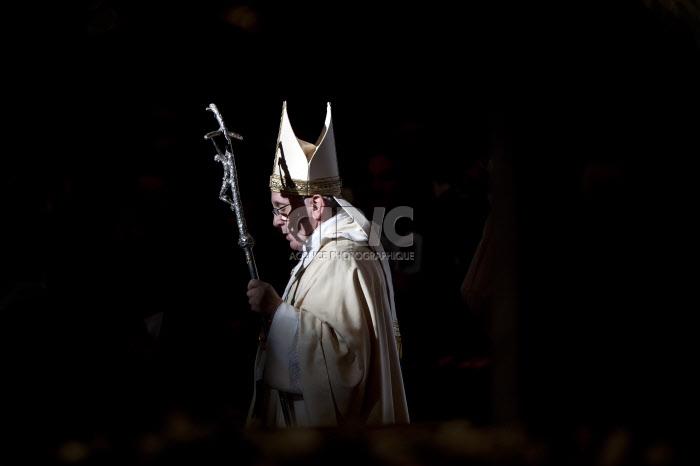 François tenant la férule pontificale