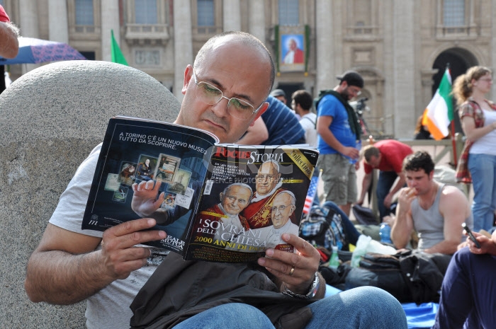 Un homme lit un magazine