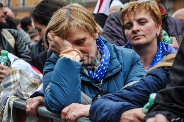 femme fatiguée attend le début de à la cérémonie